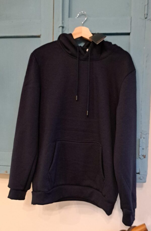 Sudadera azul marino con capucha y bolsillo canguro